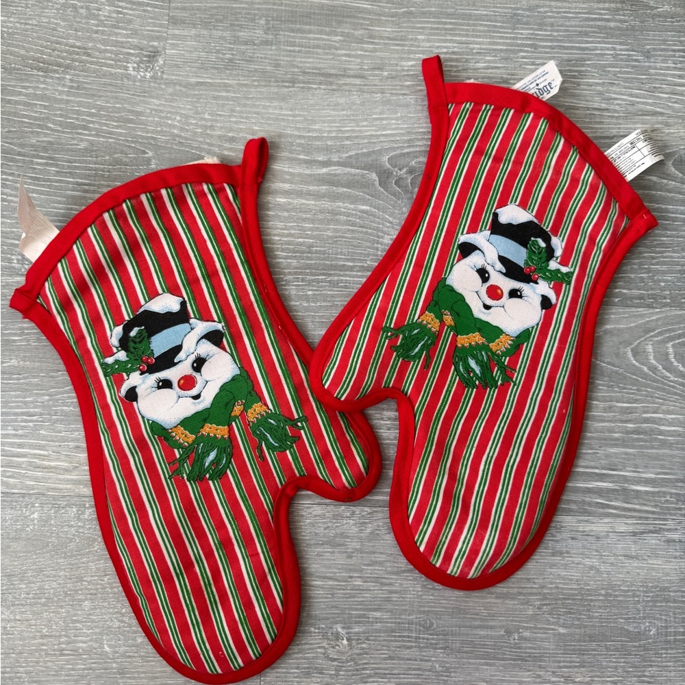 Vintage Cambridge Christmas oven mitts